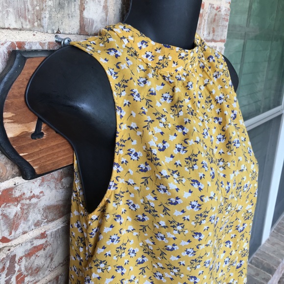 Old navy top sleeveless yellow in color size M - Picture 3 of 7